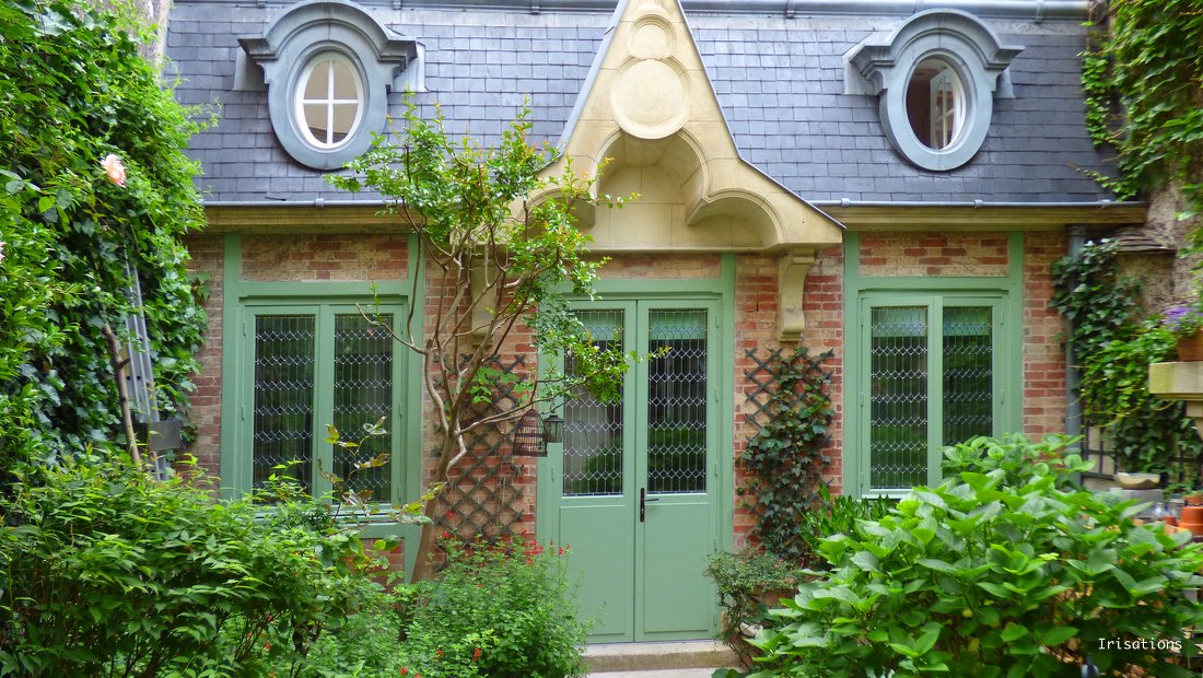 Mouth-blown stained glass window encapsulated in double glazing